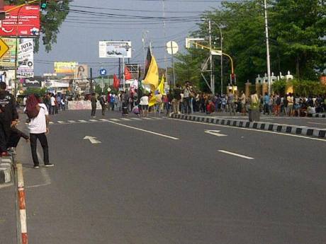 Demo mahasiswa UIN suka Jogja BLokir Jalan  laksda adisucipto yogyakarta