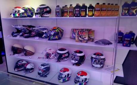 Deretan helm Yamaha yang dipamerkan dan dijual di Indonesia Motorcycle Show