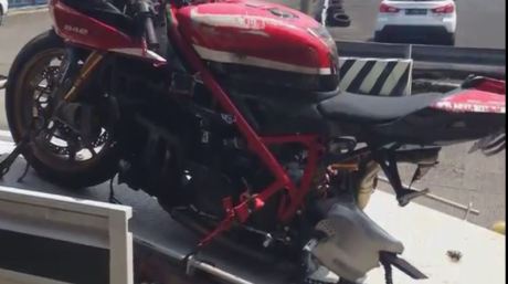 Ducati 848  EVO crash di sentul sampai swing arm patah