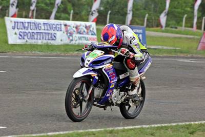Fitriansyah Kete (Yamaha Tunggal Jaya) menunggangi Jupiter Z1 meraih pole position kelas 125 cc dan 110 cc Seri 5 Indoprix 2014 di Sirkuit Balipat Binuang Banjarmasin (1)