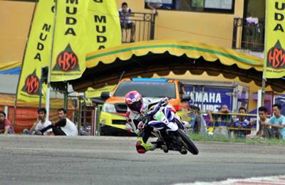 Fitriansyah Kete (Yamaha Tunggal Jaya) menunggangi Jupiter Z1 meraih pole position kelas 125 cc dan 110 cc Seri 5 Indoprix 2014 di Sirkuit Balipat Binuang Banjarmasin (2)