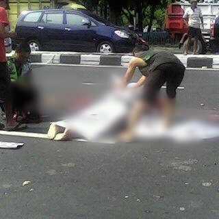 Kecelakaan lalu lintas di Prambanan klaten 1 meninggal dunia sepeda motor dilindas truk 2