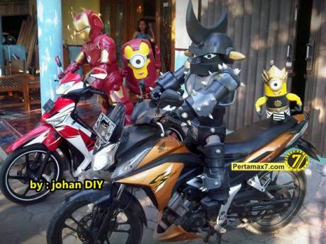 Model Kostum Ironman Made in Jogja naik Motor 2