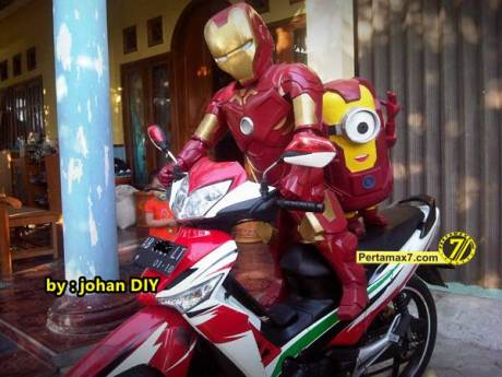 Model Kostum Ironman Made in Jogja naik Motor 3