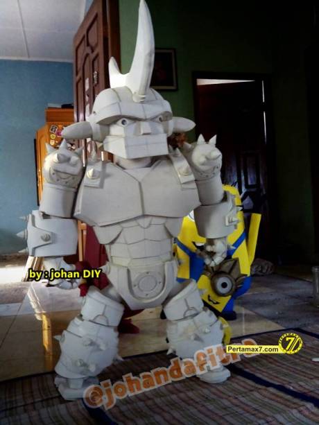 Model Kostum Ironman Made in Jogja naik Motor 6