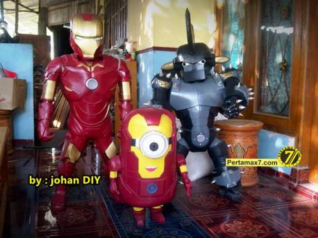 Model Kostum Ironman Made in Jogja naik Motor 7