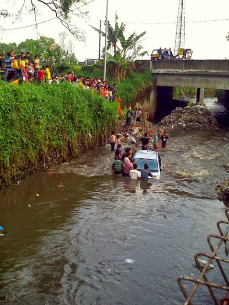 Toyota yaris tercebur di Sungai bandung 4