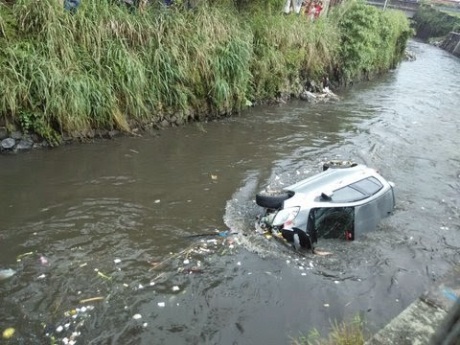 Toyota yaris tercebur di Sungai bandung 5