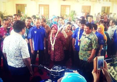Walikota Surabaya IbuTri Risma Harini dan Direktur PT YIMM Bapak Teddy Cahyadi Jacob menyaksikan kreatifitas SMKN 2 Surabaya