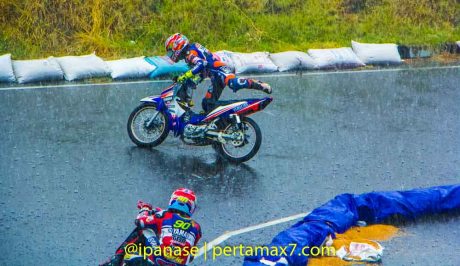 Yamaha Cup Race 2014 diguyur Hujan banyak kecelakaan_-3