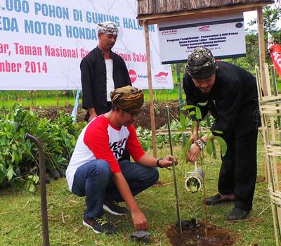AHM Tanam 12.000 Pohon untuk Masyarakat Adat Kasepuhan Ciptagelar AHM_ (2)