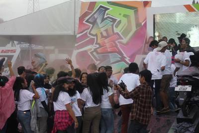 Flashmob dancing dan colorful powder di launching New Mio M3 125 di event Yamaha Asean Cup Race Sentul