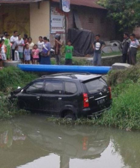 mobil tercebur sungai saat latihan nyetir di sidoarjo