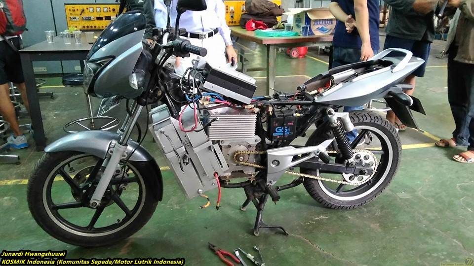 Melirik Bajaj Pulsar 200 bermesin motor  listrik  dan Yamaha 