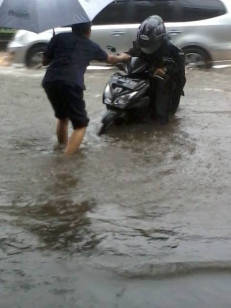 Jalan Gejayan Yogyakarta terendam banjir1