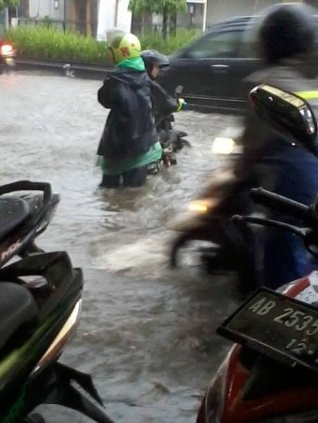 Jalan Gejayan Yogyakarta terendam banjir2