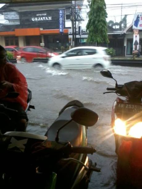Jalan Gejayan Yogyakarta terendam banjir3