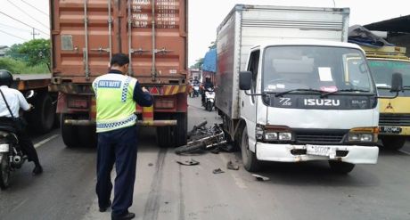 kecelakaan motor terjepit diantara truk trailer dan truk box di jalan kalianak surabaya