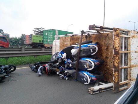 Kecelakaan truk berisi motor yamaha terguling di tol cakung kawasaki-ninja-terbaru-140214-aw-2