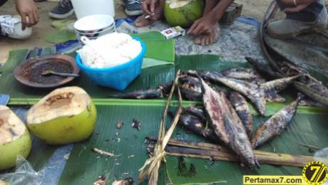 Nyicip Ikan Cakalang Bakar di Pantai SOge pertamax7.com 4