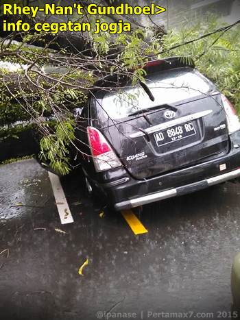 Pohon tumbang depan RS bathesda jogja timpa mobil 1 tewas 002 Pertamax7.com