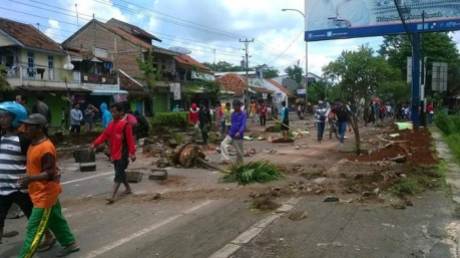 Demo nelayan hancurkan fasilitas kota Batang Jawa Tengah Pantura Macet 002