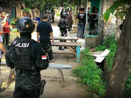 Penggerebekan diduga ISIS di Bekasi indonesia 001 Pertamax7.com