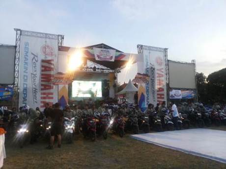 Para peserta berkumpul di venue penutupan Tour de Soul dan Yamaha Motor Show di Lapangan Lumintang Denpasar Bali (2)