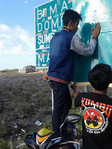 Aksi Komunitas Motor Box Indonesia bersihkan Papan Petunjuk Jalan dari Stiker Klub Motor ini Positif, Lanjutkan 09 pertamax7.com