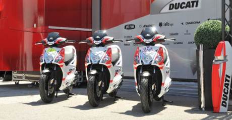 Kymco Agility R16 50 4T + become official scooter supplier to Ducati Corse in 2015 MotoGP and Superbike World Championships