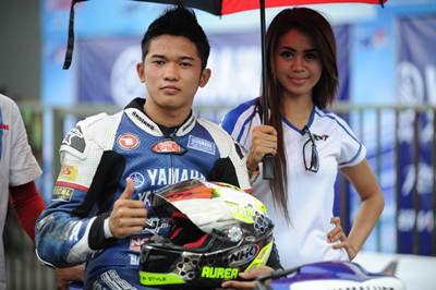Syahrul Amin (Yamaha Yamalube NHK IRC Nissin NGK Bahtera R.T) juara umum kelas Seeded seri 1 Yamaha Cup Race 2015 di GOR Satria Purwokerto