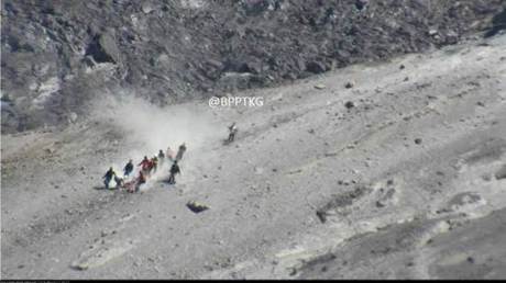tim SAR evakuasi jenazah pendaki dari kawah merapi 01 pertamax7.com