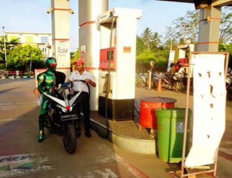 Kamen Rider Keliling Banjarbaru Kalsel naik Honda CBR150R cari takjil 03 pertamax7.com
