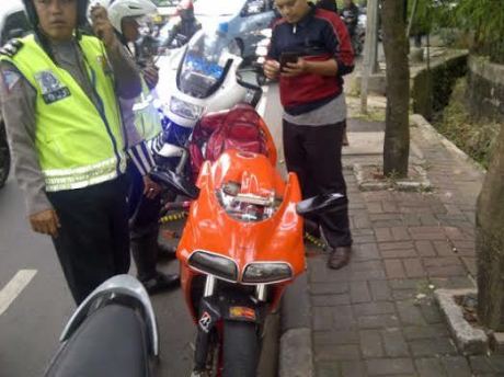 Pemotor Ducati Serempet Polisi di JLNT mencoba kabur di hadang Warga, tak bisa menunjukkan STNK