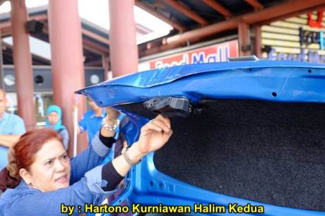 Aksi Heroik Sopir Taxi Blue Bird Selamatkan Koper Penumpang di bagasi yang Macet bersama Ibu Srikandi Penolong 02 pertamax7.com