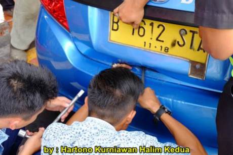 Aksi Heroik Sopir Taxi Blue Bird Selamatkan Koper Penumpang di bagasi yang Macet bersama Ibu Srikandi Penolong 03 pertamax7.com