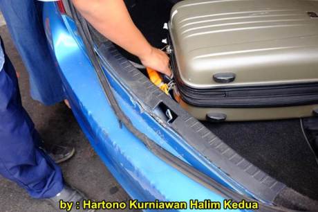 Aksi Heroik Sopir Taxi Blue Bird Selamatkan Koper Penumpang di bagasi yang Macet bersama Ibu Srikandi Penolong 15 pertamax7.com