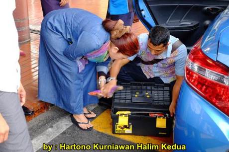 Aksi Heroik Sopir Taxi Blue Bird Selamatkan Koper Penumpang di bagasi yang Macet bersama Ibu Srikandi Penolong 20 pertamax7.com
