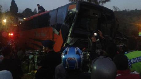 Toyota Corolla Ringsek Pasca Kecelakaan Karambol dihantam Rhema Abadi di Jalan raya Kopeng Semarang 02 Pertamax7.com