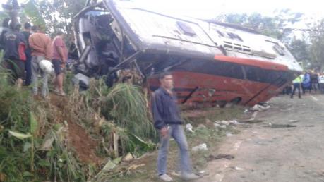 Toyota Corolla Ringsek Pasca Kecelakaan Karambol dihantam Rhema Abadi di Jalan raya Kopeng Semarang 03 Pertamax7.com