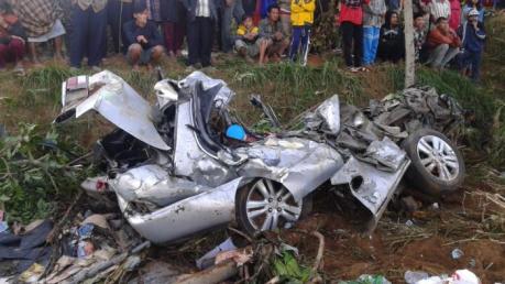 Toyota Corolla Ringsek Pasca Kecelakaan Karambol dihantam Rhema Abadi di Jalan raya Kopeng Semarang 04 Pertamax7.com