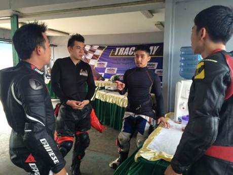 Harlan Fadillah memberikan coaching clinic di Yamaha Track Day kedua di Sentul International Circuit (2)