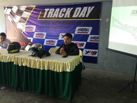Harlan Fadillah memberikan coaching clinic di Yamaha Track Day kedua di Sentul International Circuit