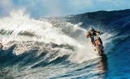 robbie-maddison-beach-pipe-dreams-surfing dengan KTM ENDURO