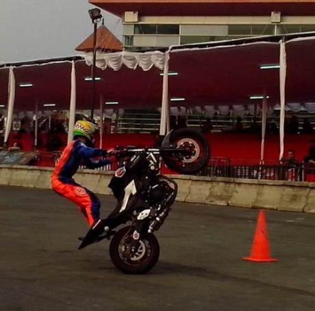 Wawan Tembong menggunakan Yamaha MT-25 yang membawanya jadi jawara Kejuaraan Inteernational Freestyle ASEAN Stunt Day (1) pertamax7.com