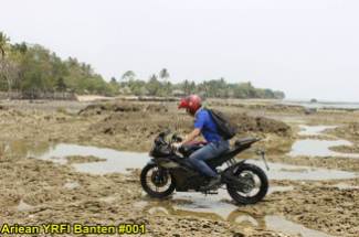 Aksi Yamaha R15 Libas Karang dan Air Laut Pantai Anyer, waspada karat 06 pertamax7.com