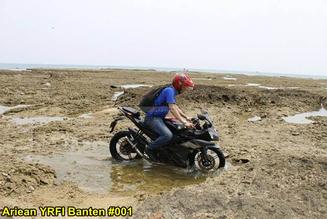 Aksi Yamaha R15 Libas Karang dan Air Laut Pantai Anyer, waspada karat 09 pertamax7.com
