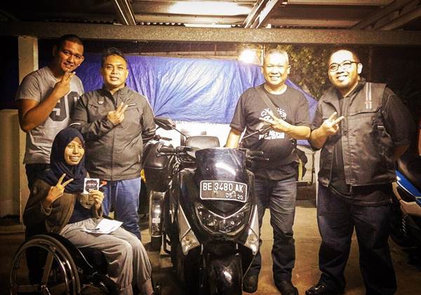 Echi Pramitasari bersama Yamaha NMAX miliknya dan member Jakarta Max Owners lainnya