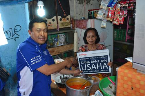 Ibu Juhro pedagang nasi uduk mendapatkan dana bantuan usaha dari PT Yamaha Indonesia Motor Manufacturing yang secara simbolis diserahkan oleh Direktur Sales Sutarya