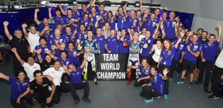 Movistar-Yamaha-Sabet-Gelar-Tim-Juara-Dunia-Motogp-2015-pertamax7.com